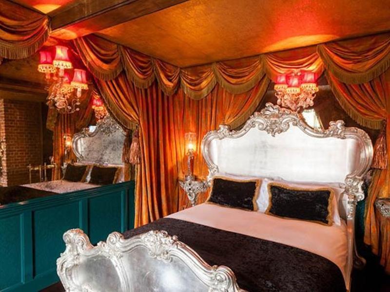 Отель Crazy Bear Биконсфилд Экстерьер фото The interior of a suite at the Gilt Hotel